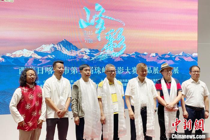 “峰·彩”珠峰摄影展亮相上海 60幅作品礼赞西藏自治区成立60周年,“峰·彩”珠峰摄影展亮相上海 60幅作品礼赞西藏自治区成立60周年