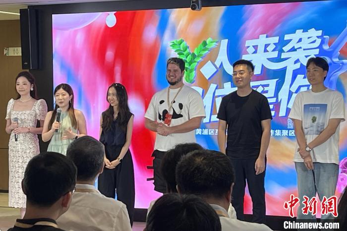 上海外滩“新地标” 亮相 吸引全球互联网内容创作者,上海外滩“新地标” 亮相 吸引全球互联网内容创作者