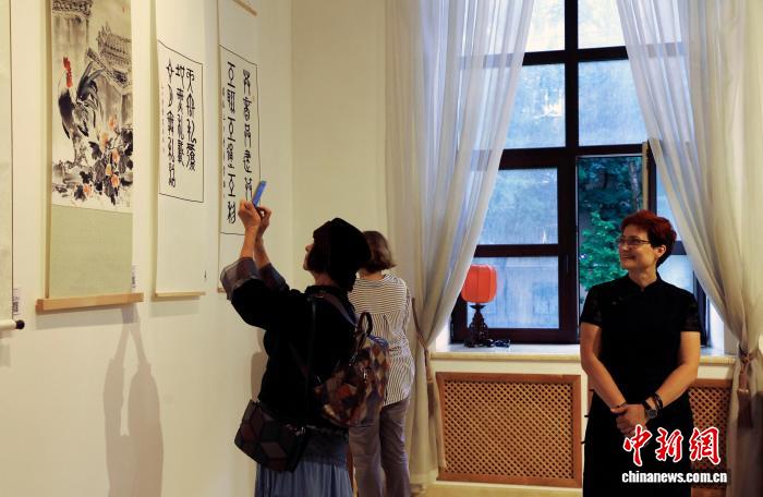 俄罗斯艺术家中国书画展在莫斯科开幕,俄罗斯艺术家中国书画展在莫斯科开幕