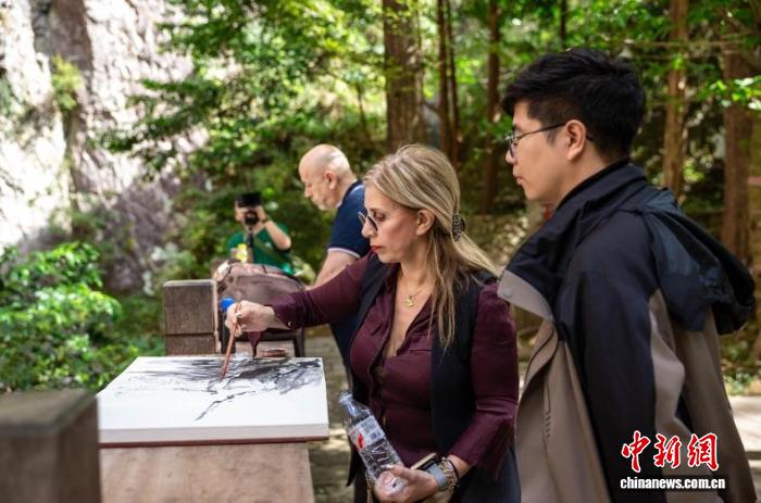 爱琴海浪邂逅瓯越山水 希腊画家浙江温州“入迷”中式创作,爱琴海浪邂逅瓯越山水 希腊画家浙江温州“入迷”中式创作